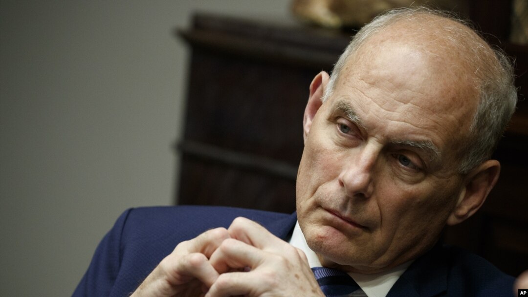 El entonces jefe de Gabinete de la Casa Blanca, John Kelly, escucha hablar al presidente Donald Trump durante un almuerzo con gobernadores estatales en junio del 2018. Foto AP