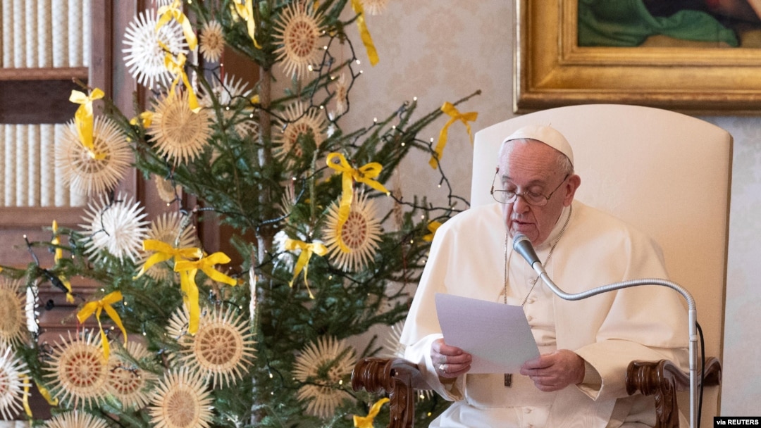 Papa Francis akiongea baada ya maombi ya kila wiki katika maktaba kwenye maktaba ya Apostolic Palace, Disemba 30, 2020. (Credit: Vatican Media)