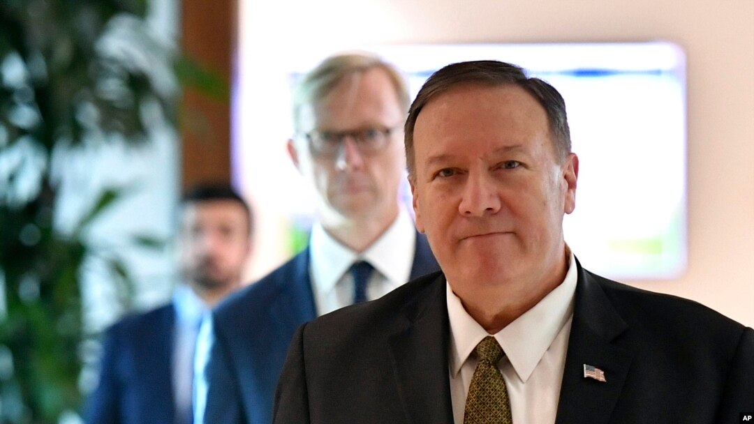 Secretario de Estado de EE.UU., Mike Pompeo, habla con la prensa antes de salir de la Base Aérea al-Bateen en Abu Dhabi, Emiratos Árabes Unidos, el jueves 19 de septiembre de 2019, mientras el representante especial de EE.UU. en Irán, Brian Hook, camina tras él. 