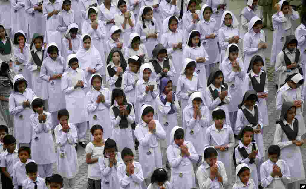 Pakistani schoolgirls pray for the recovery of Malala Yousufzai at their school yard in Gujranwala, Pakistan, October 15, 2012.