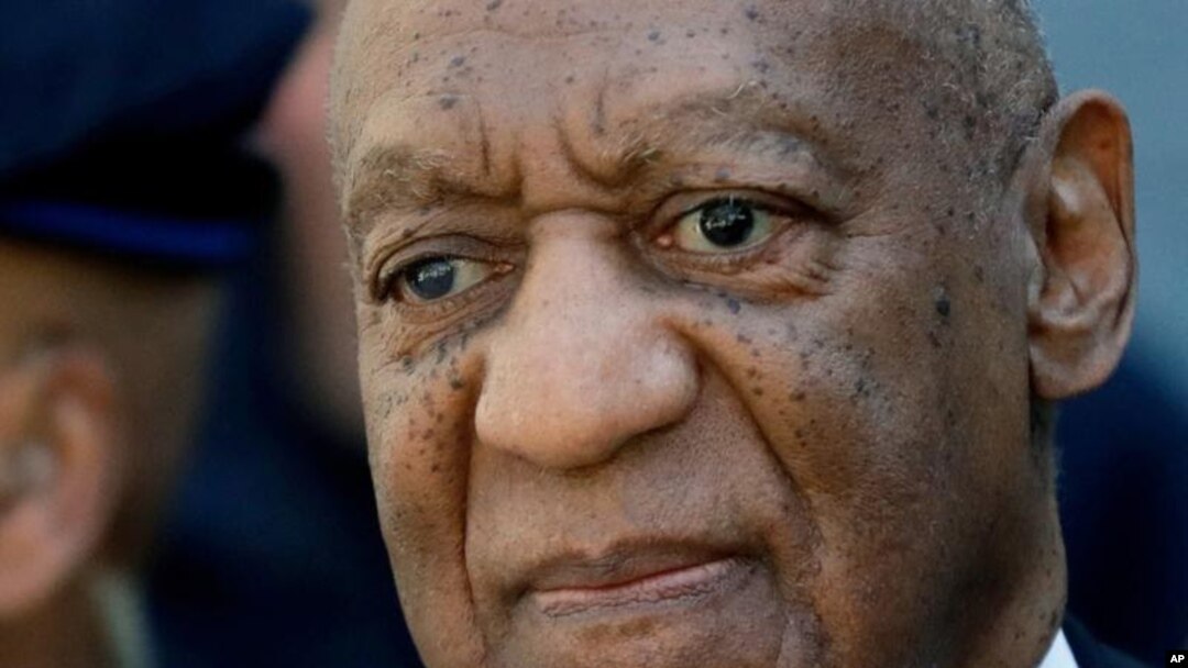 En esta fotografía de archivo del 26 de abril de 2018, el actor y comediante Bill Cosby sale del tribunal después de ser declarado culpable en su nuevo juicio por agresión sexual, en el Palacio de Justicia del Condado de Montgomery en Norristown, Pensilva