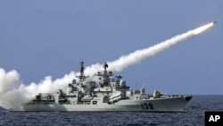中国战舰在南中国海的军事演习中实弹射击