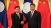 资料照片-老挝总理西苏里和中国领导人习近平在北京人民大会堂会面握手。（2020年1月6日）