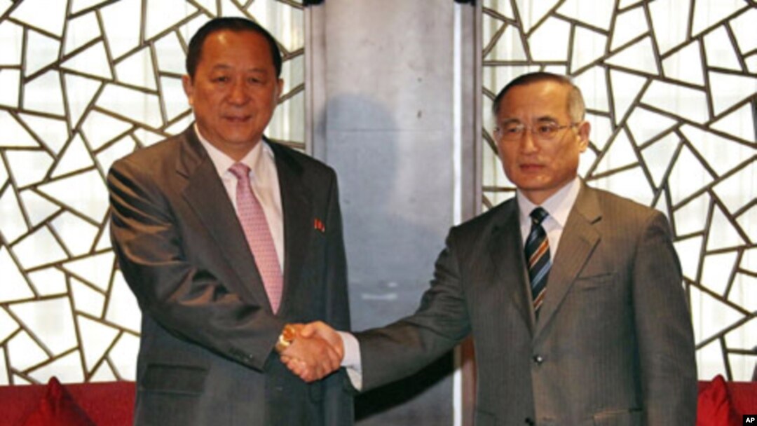 South Korean nuclear envoy Wi Sung-lac (R) shakes hands with his North Korea's counterpart Ri Yong Ho at the private Chang An Club in Beijing, China, September 21, 2011.