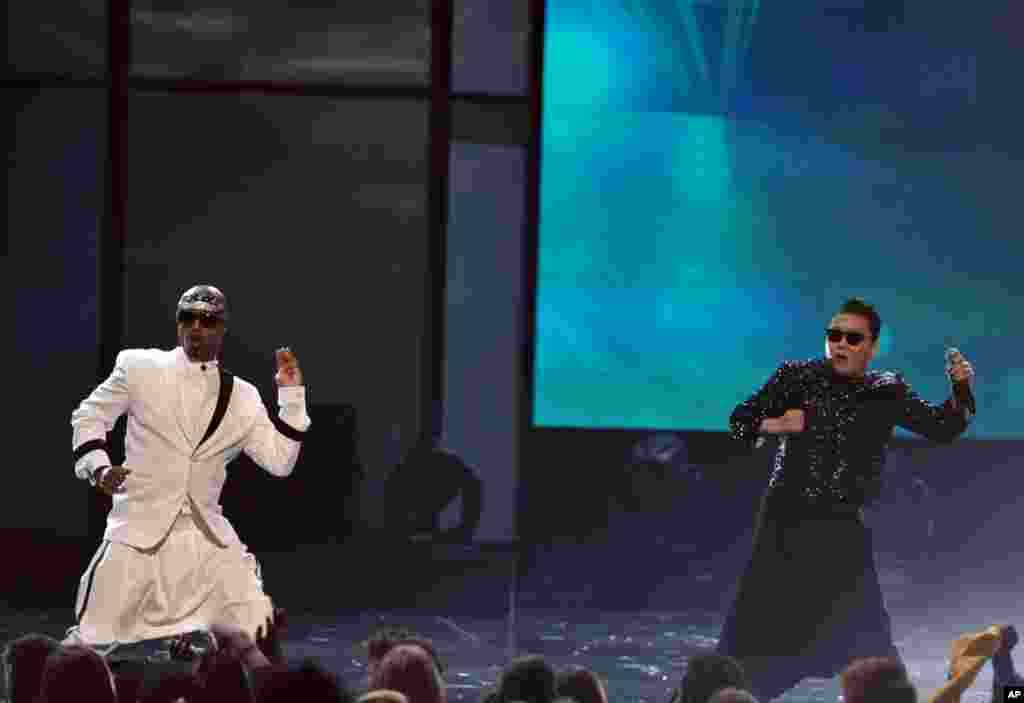 MC Hammer, left, dances as PSY performs “Gangnam Style” at the 40th Anniversary American Music Awards on Nov. 18, 2012, in Los Angeles.