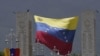Una bandera venezolana cuelga en "El Paseo de los Próceres", o El Paseo de los Héroes, antes del inicio de un desfile militar el Día de la Independencia en Caracas, Venezuela, el 5 de julio de 2023.