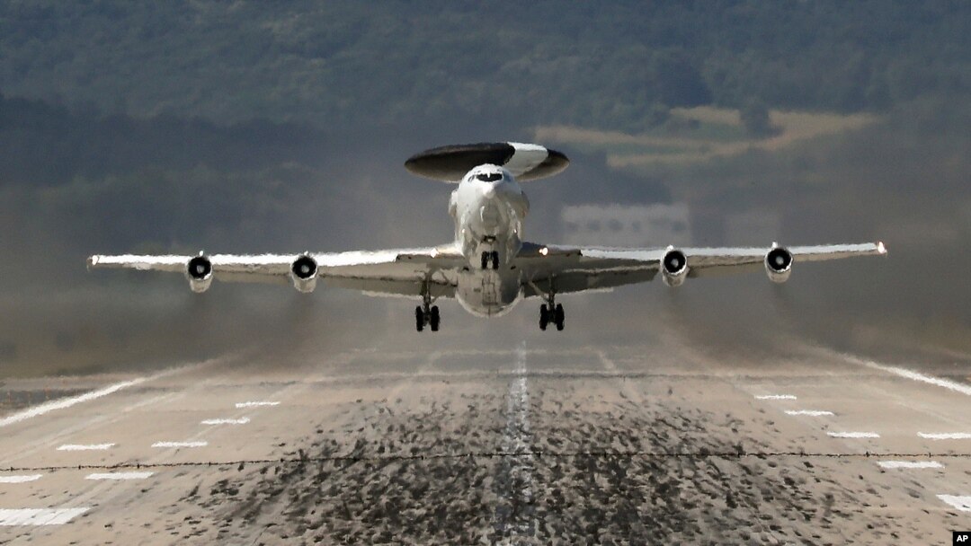 지난 2017년 9월 한국 오산 미공군기지에서 'E-3B 센트리(Sentry)' 공중조기경보통제기가 이륙하고 있다.