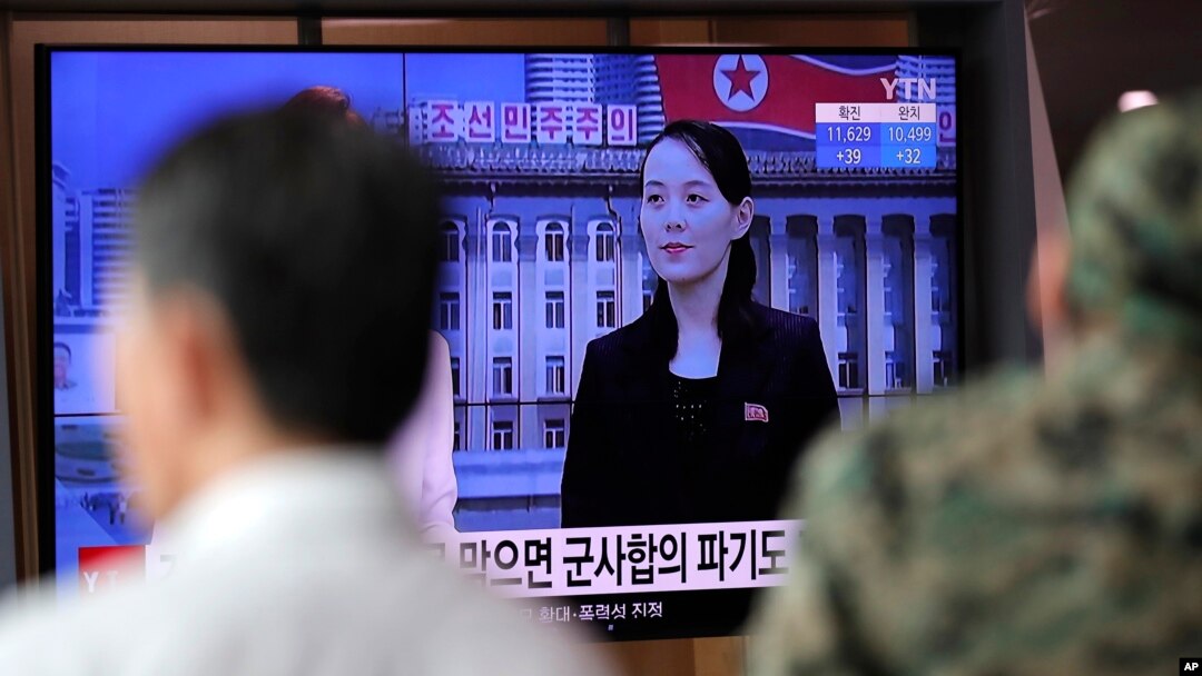 지난 6월 한국 서울역에 설치된 TV에 김여정 북한 노동당 제1부부장의 대남 발언 관련 소식이 나오고 있다. 