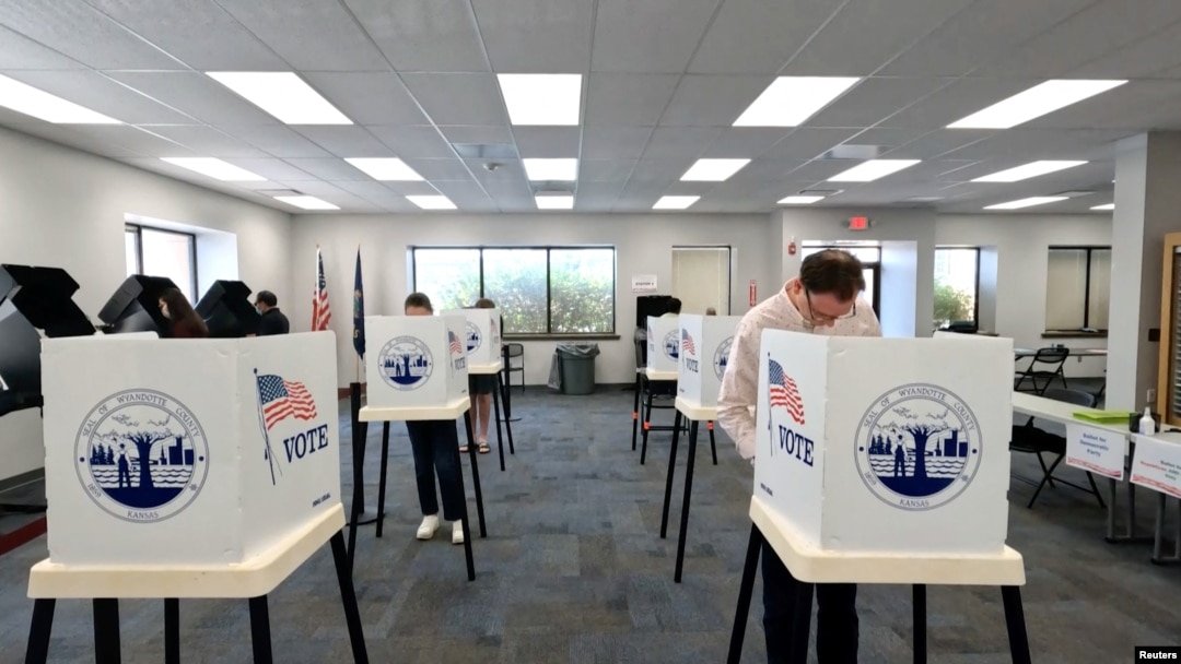 Los votantes emitieron su voto durante una elección primaria y un referéndum sobre el aborto en Kansas el 2 de agosto de 2022.
