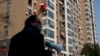 中国江西省九江市一个居民小区的居委会成员在宣传新冠防疫。（2020年2月4日）