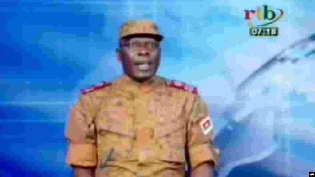 Laftanar Kanar Mamadou Bamba mai magana da yawun sojojin da suka yi juyin mulki, sailin da yake karanta jawabin sa a gidan talabijin a bukina faso ranar 17 ga watan satunba