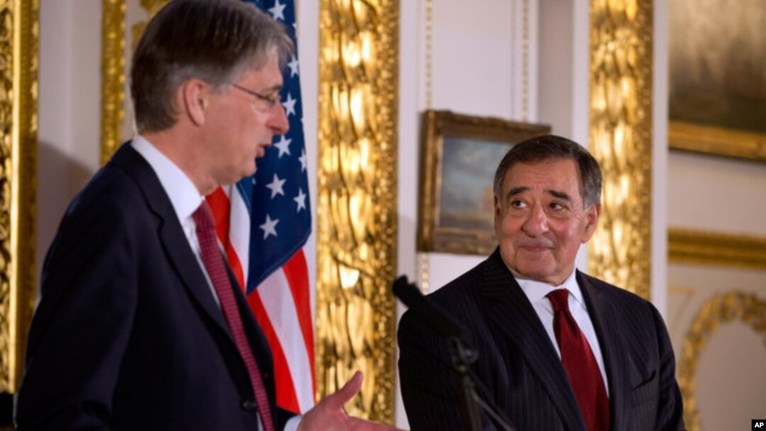 Leon Panetta, Filipp Xammond, Britaniya Mudofaa rasmiysi shanba Londonda jurnalistlar savollariga javob berdi.