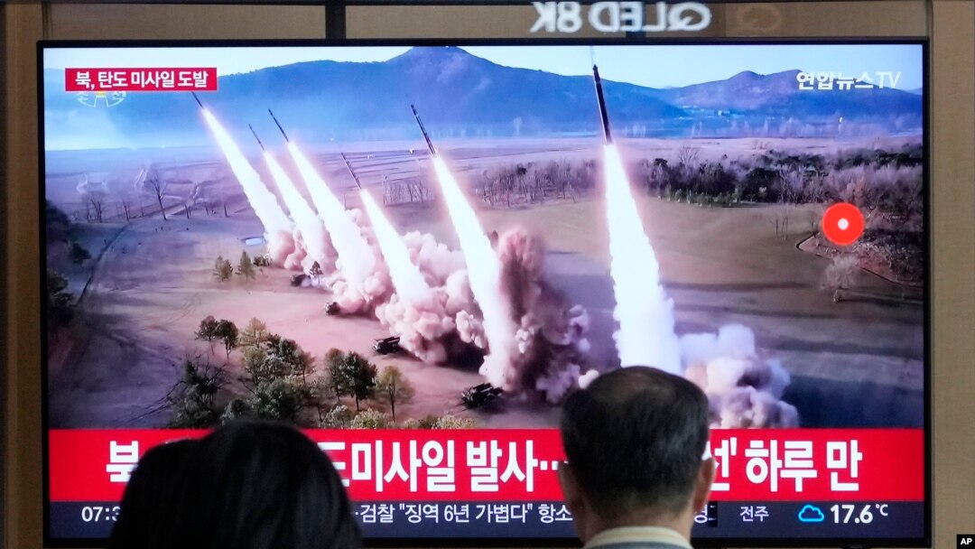 資料照片：人們在首爾火車站觀看播放北韓發射飛彈的新聞節目。(2024年5月30日)