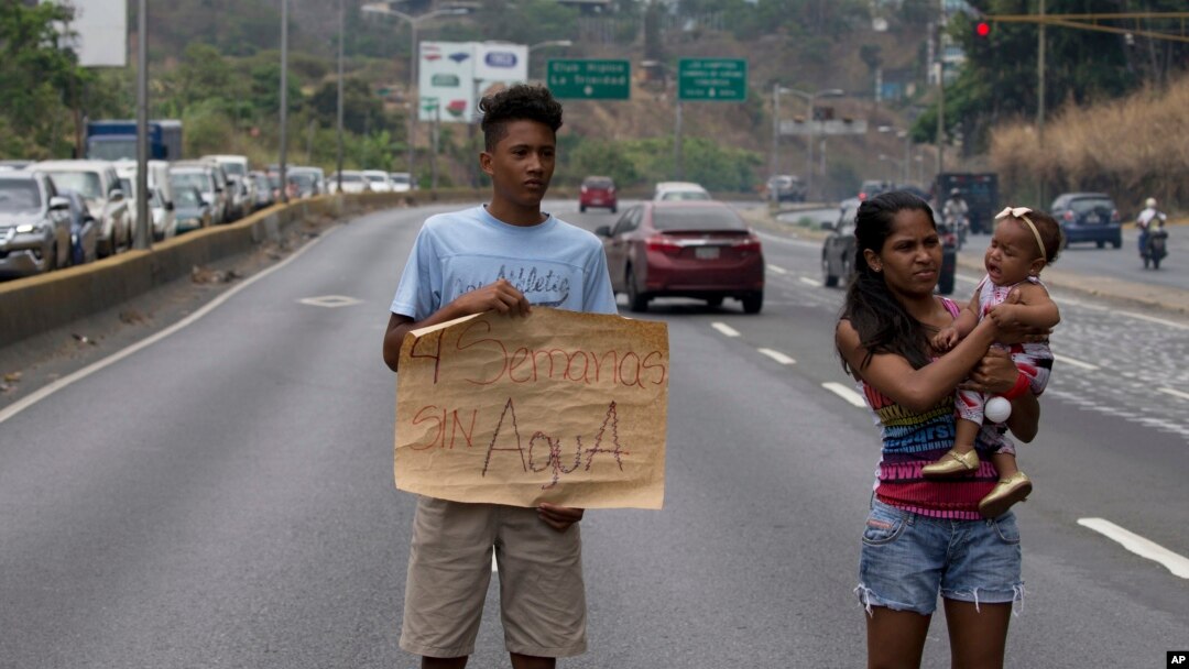 Los venezolanos han salido a las calles a protestar por la falta de agua potable.