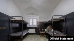 從烏克蘭總統澤連斯基的電報帳戶中獲得的一張照片據稱顯示，一名北韓士兵在據報道被烏克蘭軍隊抓獲後，被烏克蘭當局拘留在烏克蘭的一個未公開的地點。