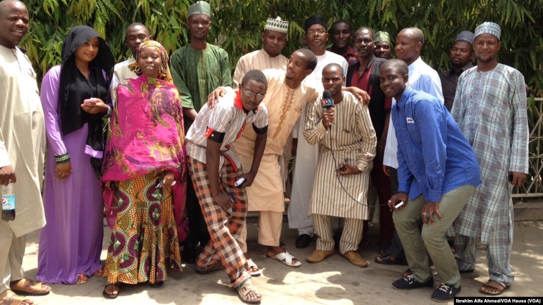 Wasu matasa 'yan kungiyar Muryar Talaka a jahar Kano Kano.