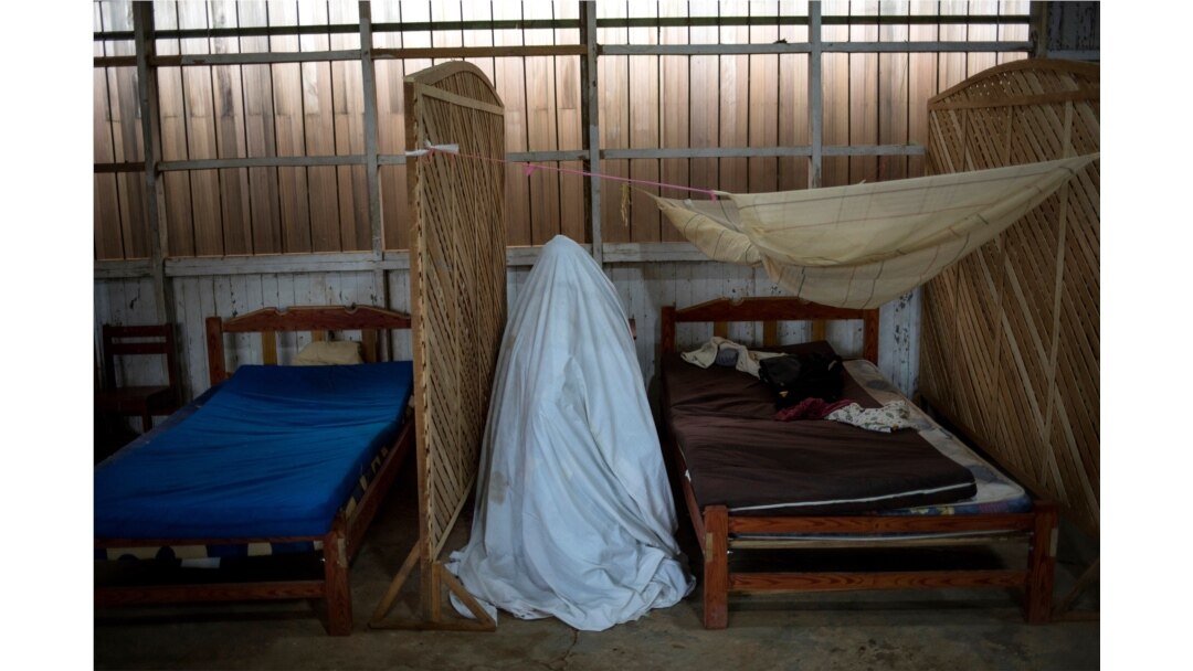 Sara Magin, paciente con síntomas de COVID-19, hace vaporizaciones con hierbas medicinales, en la comunidad indígena de Shipibo de Pucallpa, en Perú, el 1 de septiembre de 2020.