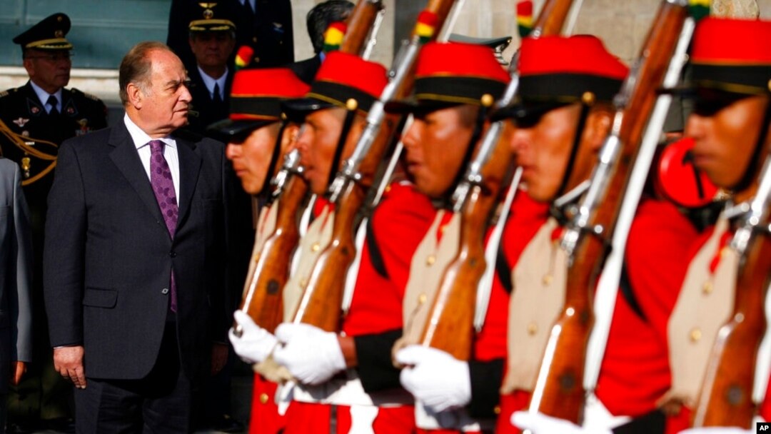 En esta fotografía de archivo del 29 de agosto de 2008, el ministro de Defensa de Perú, Antero Flores Araoz, a la izquierda, pasa revista a la guardia de honor durante una ceremonia de bienvenida en La Paz, Bolivia.