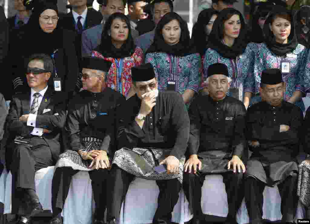 Malaysia Airlines employees grieve during the repatriation ceremony, in Sepang, Aug. 22, 2014.