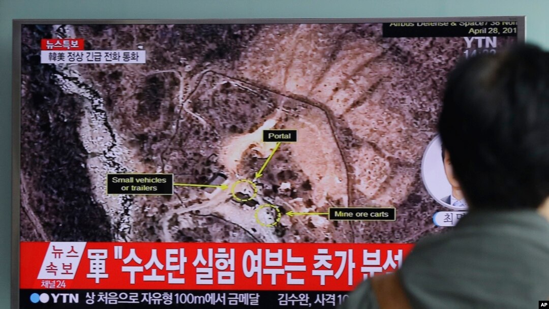 A man watches a TV news program reporting North Korea's nuclear test at Seoul Railway Station in Seoul, South Korea, Sept. 9, 2016. 