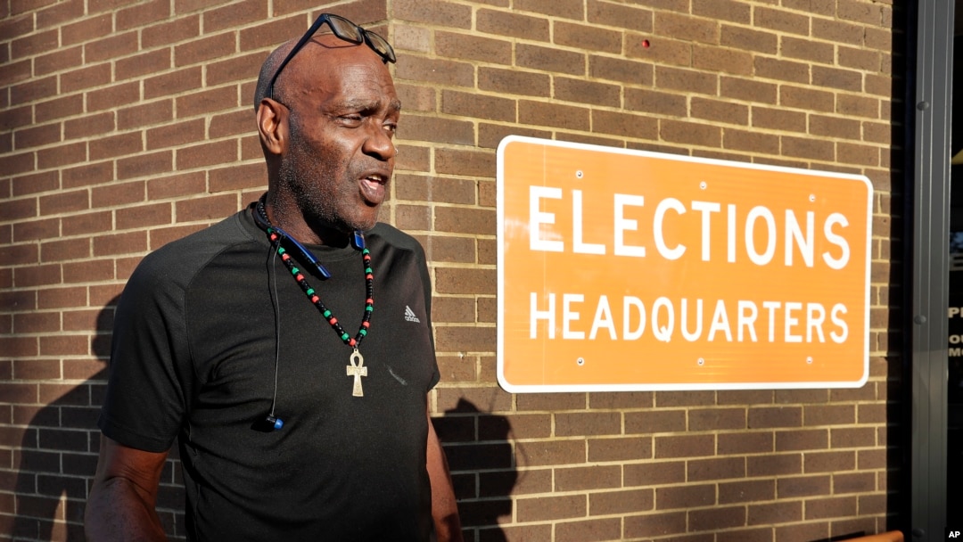 El excriminal Robert Eckford habla con la prensa después de registrarse para votar en la oficina de Supervisión Electoral el martes 8 de enero de 2019 en Orlando, Florida. (AP Foto/John Raoux)