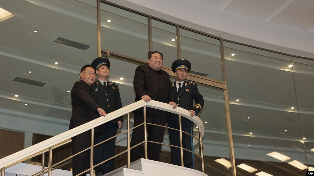 官媒2023年11月22日發表領導人金正恩當日視察國家航天技術控制中心的照片。