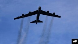 资料照片：一架从美国印第安纳州附近空军基地起飞的B-52轰炸机。(2022年12月23日)