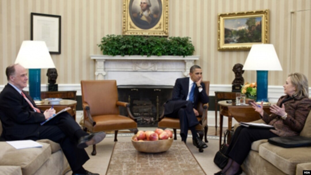 El asesor de seguridad, Tom Donilon, el presidente, Barack Obama y la secretaria de Estado, Hillary Clinton, reunidos tras la reunión de Clinton con Patriota.