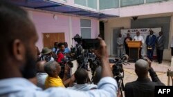 El Primer Ministro haitiano, Garry Conille, responde a una pregunta de un periodista durante una conferencia de prensa en la oficina del Consejo Electoral Provisional en Petionville, Haití, el 18 de junio de 2024.