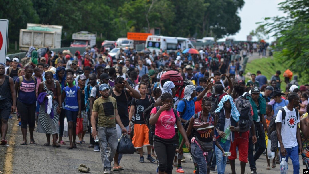Migrantes caminan por la autopista 200 en ruta hacia Huixtla cerca de Tapachula, estado de Chiapas, México, el sábado 12 de octubre de 2019. 
