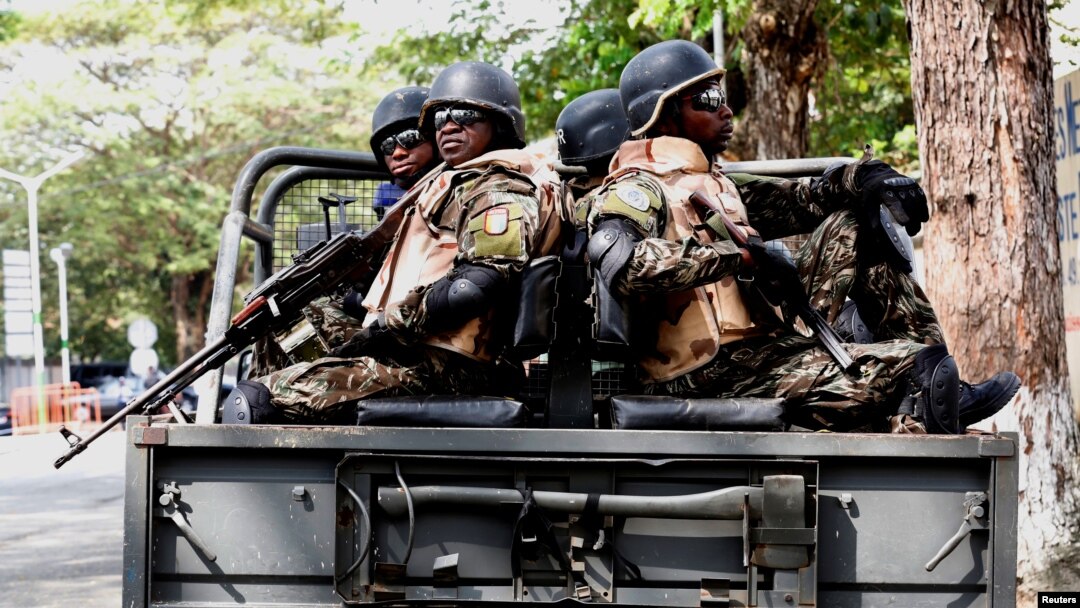 Presidential security force members keep guard near the Ivorian parliament in Abidjan, Ivory Coast, Jan. 10, 2017. 