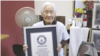 Mujer japonesa de 108 años, reconocida como la barbera más anciana del mundo
