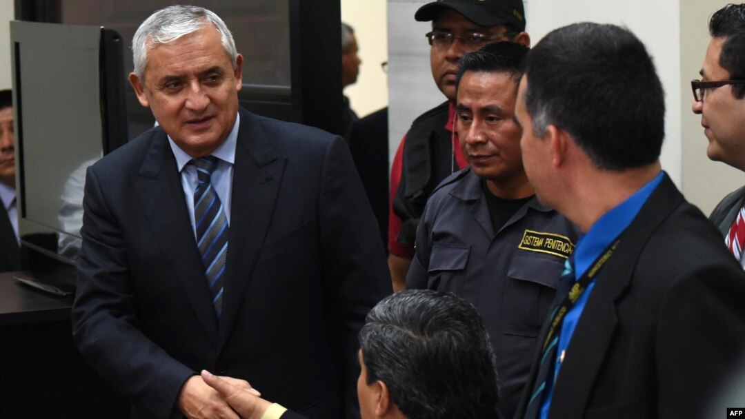 Guatemalan ex-President Otto Perez (L) arrives at a hearing at a court in Guatemala City, Sept. 4, 2015.