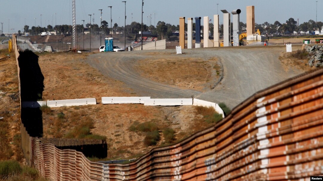 El muro fronterizo entre EE.UU. y México es objeto de un desafío por parte de la firma de Cards Against Humanity.