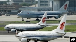 中國國航客機停靠在北京機場。（資料圖）