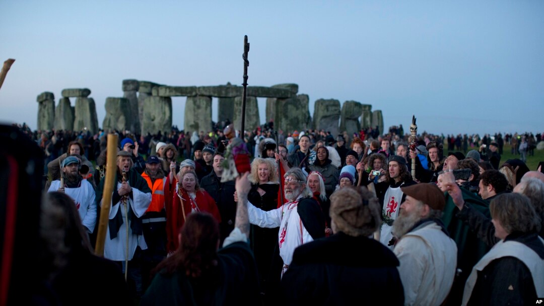 El líder druida Arthur Uther Pendragon (centro) durante una ceremonia al amanecer en el antiguo monumento circular de piedra de Stonehenge, en el sur de Gran Bretaña, en el día del Solsticio de Invierno.