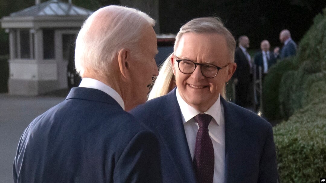 澳大利亞總理阿爾巴尼斯（Anthony Albanese）2023年10月24號到白宮，受到美國總統拜登的迎接。 （美聯社）