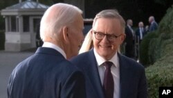 澳大利亚总理阿尔巴尼斯（Anthony Albanese）2023年10月24号到白宫，受到美国总统拜登的迎接。（美联社）