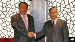 南韓首席核談代表魏聖洛(右)和北韓首席核談代表李英浩(左)在北京會面﹐舉行兩個月來的第二輪會談。