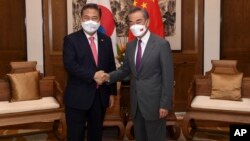 2022年8月9日時任韓國外交部長樸振(左)與中國外交部長王毅會晤。