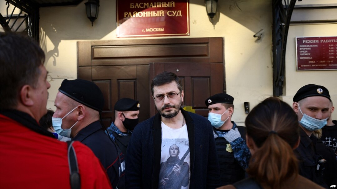 A man wearing a T-shirt with an image of Russian President Vladimir Putin leaves Basmanny district court during a hearing on pre-trial measures against journalists of student news site DOXA charged with inciting minors to protest, Moscow, Apr. 14, 2021.