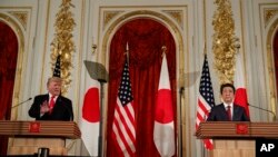 特朗普和安倍晉三在東京舉行聯合記者會。