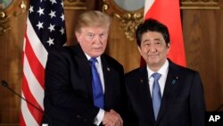 美國總統川普在日本訪問期間在聯合記者會上與日本首相安倍晉三握手 （2017年11月6日）