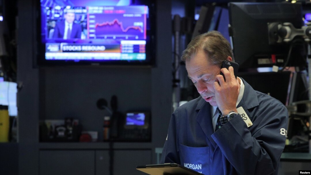 Traders work on the floor at the New York Stock Exchange (NYSE) in New York, U.S., May 14, 2019. 