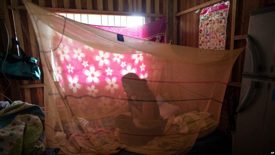 Julia Lina quien ha estado sufriendo síntomas de COVID-19, descansa en su cama encerrada en mosquiteros luego de recibir un tratamiento a base de hierbas, en la comunidad indígena Shipibo de Pucallpa, el 1 de septiembre de 2020.