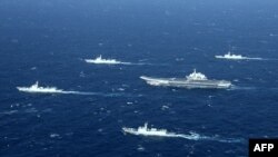 资料照：2017年1月2日，中国海军编队在南中国海举行军事演习。2021年1月27日，中国开始在这个有争议海域进行为期三天的军事演习。