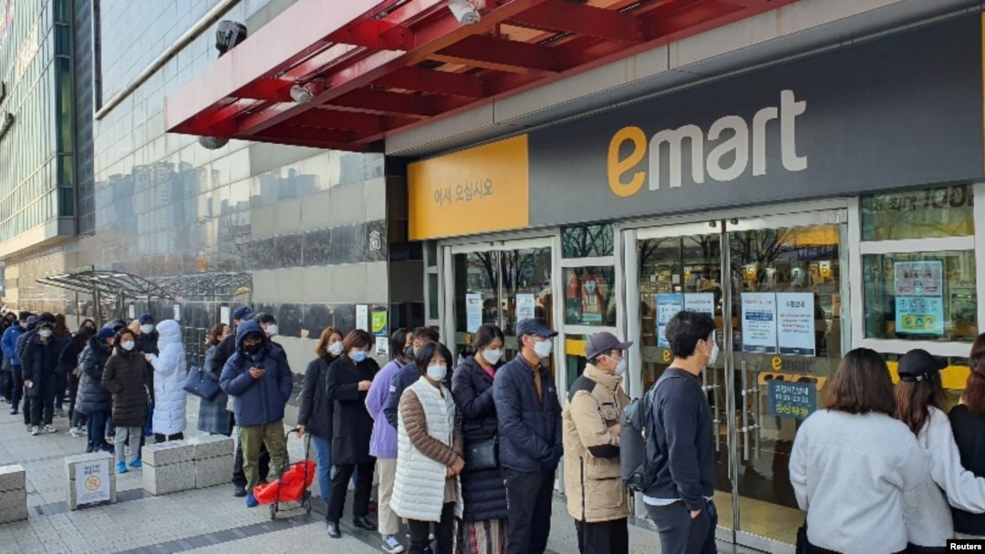 2月24日南韓一商店民眾排隊購買口罩。