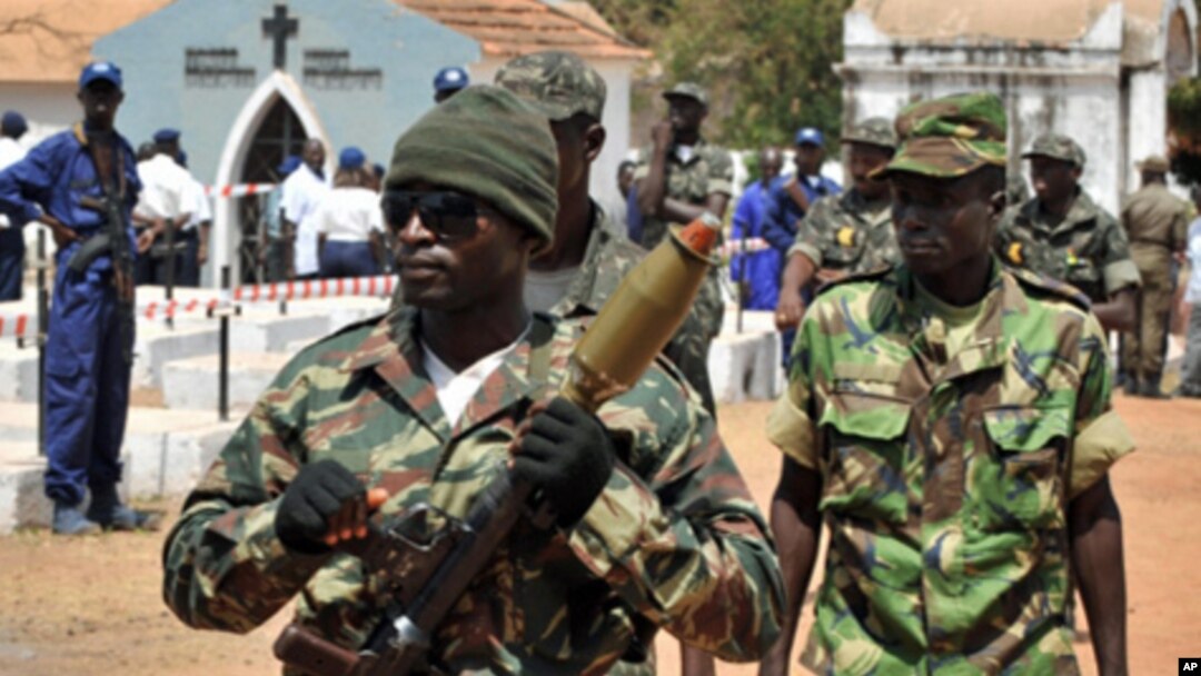 Militares patrulhando ruas de Bissau