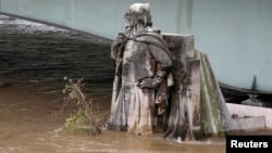 巴黎暴雨成灾，水淹雕塑（2016年6月2日）
