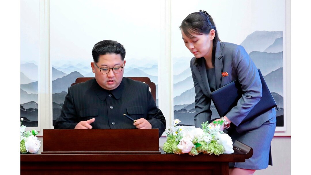 지난 2018년 4월 파주 판문점 평화의 집에서 열린 남북정상회담 직전, 김정은 북한 국무위원장이 방명록 작성하려고 하자 김여정 당 중앙위원회 제1부부장(오른쪽)이 보조를 하고 있다.